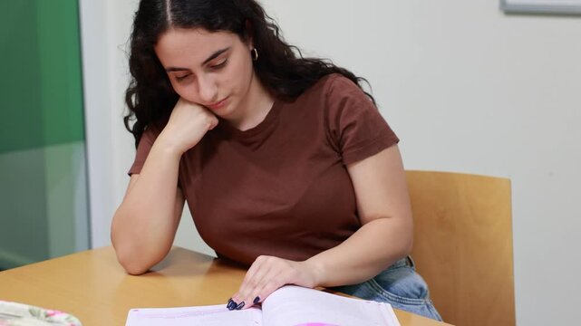 考えながら勉強をするラテン系の女の子	
