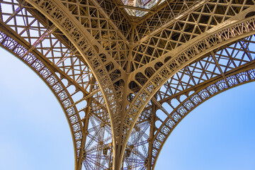 D&eacute;tail de La Tour Eiffel sur le Champ-de-Mars &agrave; Paris en France