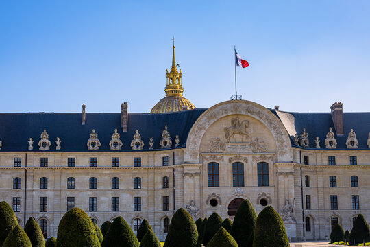 L'H&ocirc;tel des Invalides et son d&ocirc;me couvert d'or &agrave; Paris en France