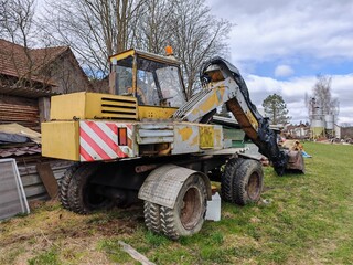 Obraz premium Rusty self-propelled loader used for soil and manure handling on small traditional family farm.
