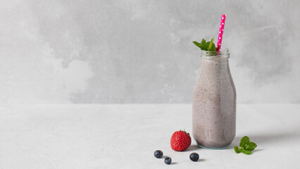 Banner Delicious berry smoothie with mint, berries and colorful straws. Copy space