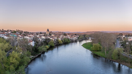 Obraz premium Paysage aérien de la ville de Pont-du-Chateau et de l'Allier en Auvergne France au coucher de soleil