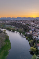 Paysage aérien de la ville de Pont-du-Chateau et de l'Allier en Auvergne France au coucher de soleil