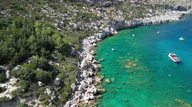 Piękna zatoka z krystalicznie czystą wodą na wyspie Rodos w Grecji z drona. Anthony Quinn