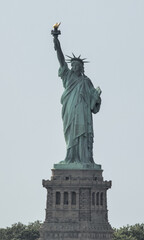 Obraz premium statue of liberty close up (lady with torch crown toga book) symbol of freedom democracy usa united states of america iconic nyc landmark