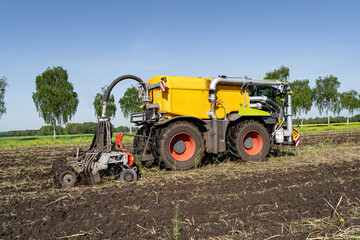 Ein Gülle Selbstfahrer Fahrzeug bei Gülleausbringung und direkter  Einarbeitung in den Boden im Einsatz.