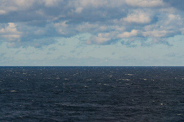 Obraz premium Vast sea expanses under a changing sky: Capturing the feeling of freedom and the power of nature's elements in one frame.