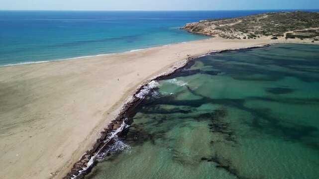 Prasonisi piękna plaża łącząca dwa morza Egejskie i Śr&oacute;dziemne na wyspie Rodos w Grecji z drona