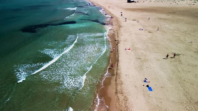 Prasonisi piękna plaża łącząca dwa morza Egejskie i Śr&oacute;dziemne na wyspie Rodos w Grecji z drona