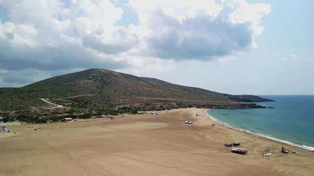 Prasonisi piękna plaża łącząca dwa morza Egejskie i Śr&oacute;dziemne na wyspie Rodos w Grecji z drona