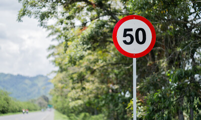 Cartel vial de restricci&oacute;n de velocidad en v&iacute;a de doble sentido - foto de stock 
