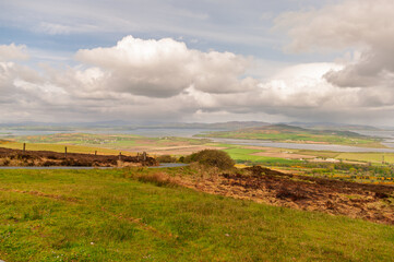 Obraz premium A cloudy day with a view of a lake and mountains