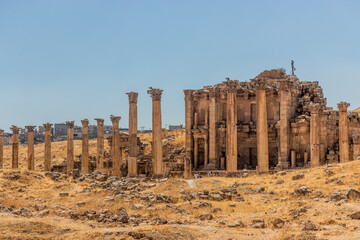 Fototapeta premium Colonnaded street (Cardo Maximus) and Nymphaeum ruins in Jerash, Jordan