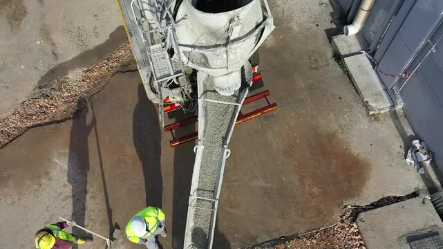 betoniera al lavoro in un cantiere