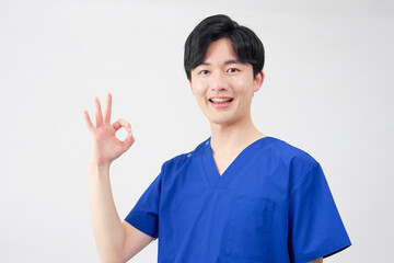医者・看護師・歯科医師・介護士　男性　OKサイン　白背景