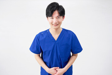 医者・看護師・歯科医師・介護士　男性　お辞儀　白背景　カメラ目線