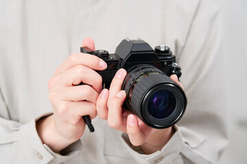 フィルムカメラを持つ男性　白背景　顔無し