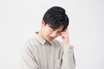 男性　20代　困る　白背景
