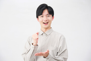 男性　20代　ひらめく　白背景