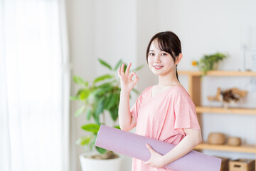 ヨガをする若い女性。
