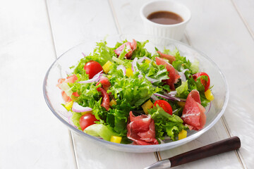 レタスと生ハムのサラダ　