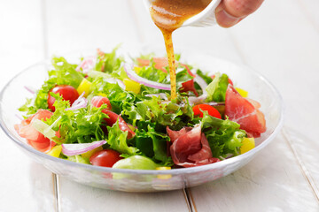 レタスと生ハムのサラダ　