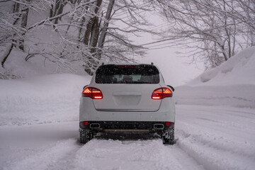 冬の雪の中を走る車