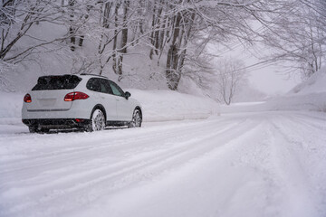 冬の雪の中を走る車