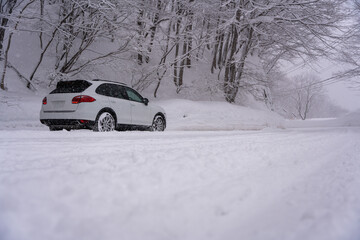 冬の雪の中を走る車