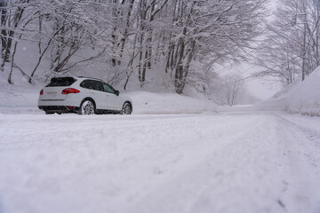 冬の雪の中を走る車
