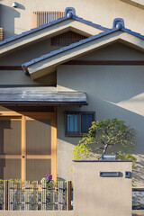 日本家屋の屋根と玄関と門
