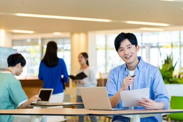 オフィスで働く若いエンジニア　撮影協力：学校法人電波学園　東京電子専門学校