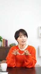 カメラ目線で会話するミドル女性