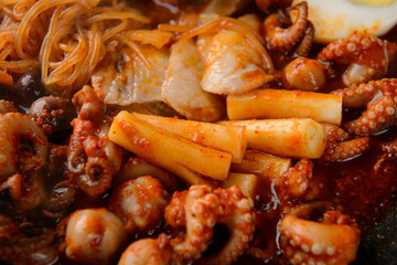 Red and spicy stir-fried octopus and rice cake
