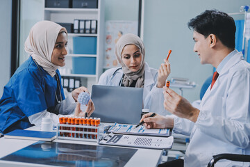 Obraz premium Male and female doctors are having a meeting in a hospital room.