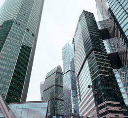 Obraz premium A city skyline with tall buildings and a cloudy sky