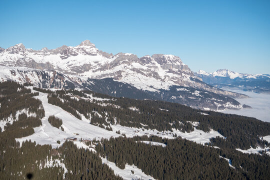 Haute Savoie : en montgolfi&egrave;re vue sur les pistes de ski de Meg&egrave;ve