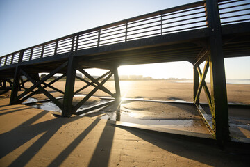 Ponton sur une plage au lever du soleil, l'estacade de Saint Jean de Monts en vendée