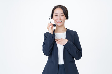 ヘッドセットをつける女性