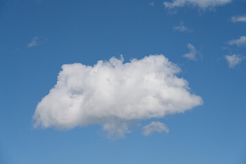 nuage isolé et ciel bleu