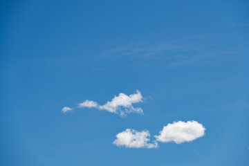 nuage isolé et ciel bleu