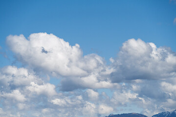 gros nuage dramatique et ciel bleu