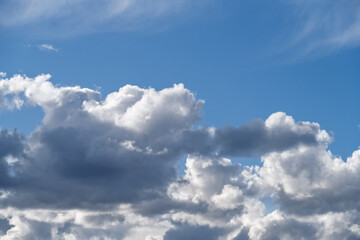 gros nuage dramatique et ciel bleu