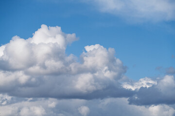 Fototapeta premium gros nuage dramatique et ciel bleu