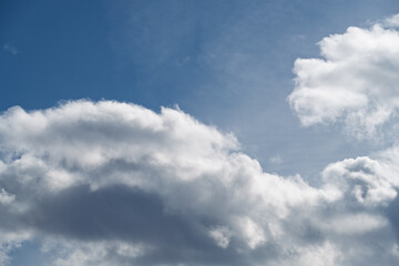 gros nuage dramatique et ciel bleu