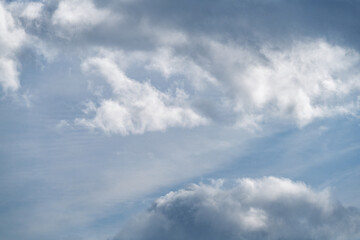 gros nuage dramatique et ciel bleu