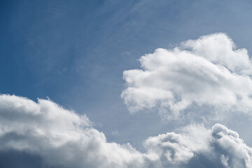 gros nuage dramatique et ciel bleu
