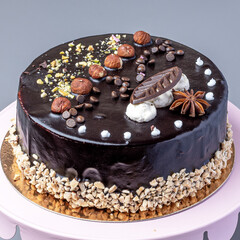 tort, słodki, karmel, pistacja, czekolada, deser, urodziny, owoce