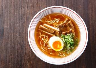 シンプルな醤油ラーメン　半熟卵入り