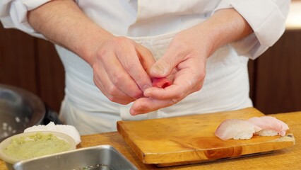 寿司を握る料理人の手元